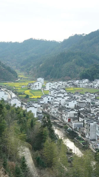 中国南方的乡村是一座美丽而古老的中国传统村落 四周环绕着群山 — 图库照片