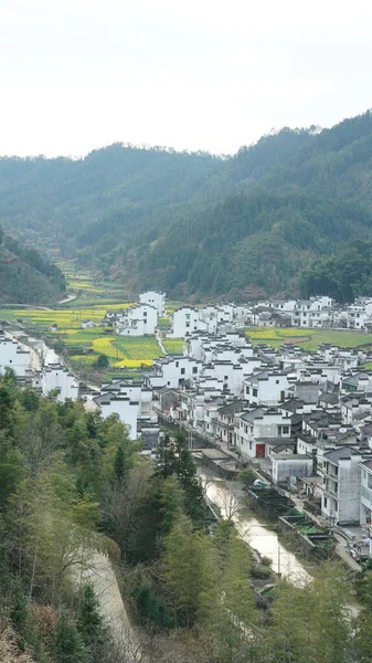 中国南部の田舎に位置し それの周りの山々と美しく 古い中国の伝統的な村の景色 — ストック写真