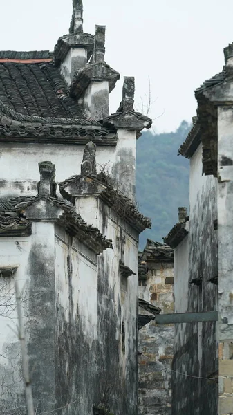 Piękny Stary Tradycyjny Chiński Widok Wsi Górami Wokół Niego Znajduje — Zdjęcie stockowe