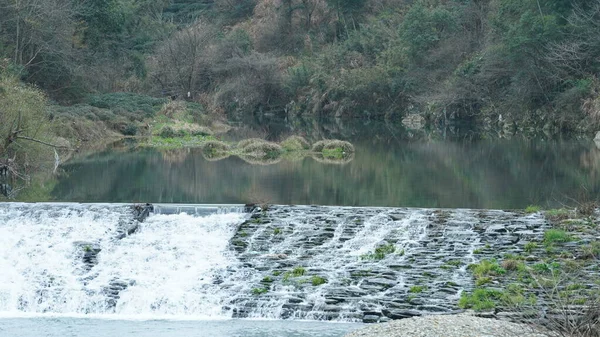 Het Uitzicht Rivier Met Het Water Stroomt Het Grasland Vallei — Stockfoto