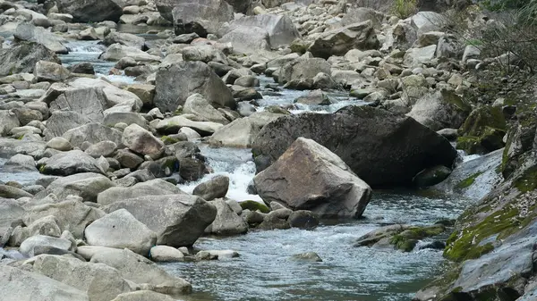 Vista Del Río Con Agua Corriendo Sobre Piedras Rocas Valle — Foto de Stock