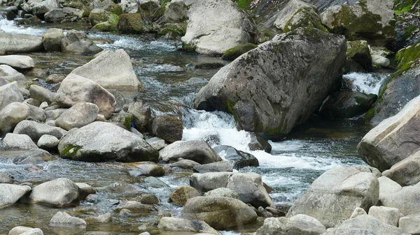 Widok Rzeki Wodą Płynącą Nad Kamieniami Skałami Dolinie Gór — Zdjęcie stockowe