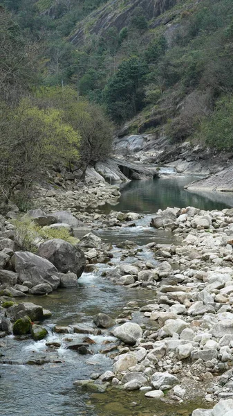 Vista Del Río Con Agua Corriendo Sobre Piedras Rocas Valle — Foto de Stock