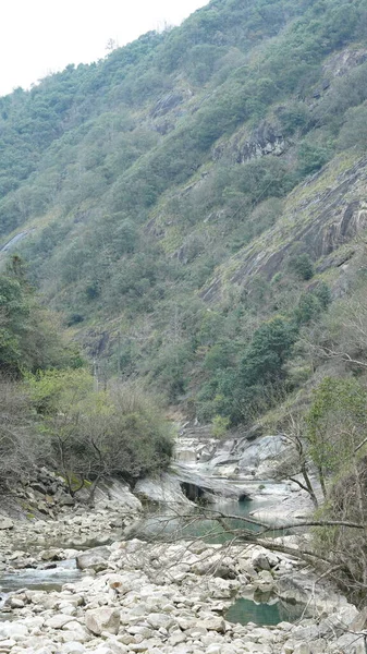 Vista Del Río Con Agua Corriendo Sobre Piedras Rocas Valle —  Fotos de Stock