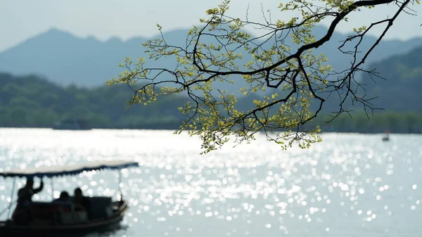 春天里杭州美丽的湖景与清澈的湖水和青翠的山水交相辉映 — 图库照片
