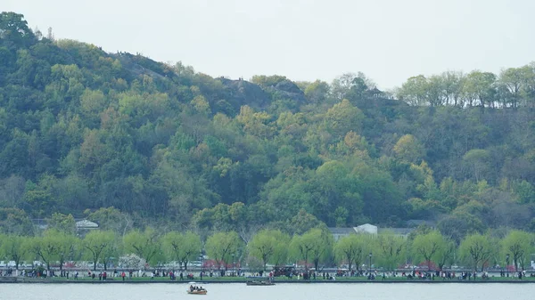 春天里杭州美丽的湖景与清澈的湖水和青翠的山水交相辉映 — 图库照片