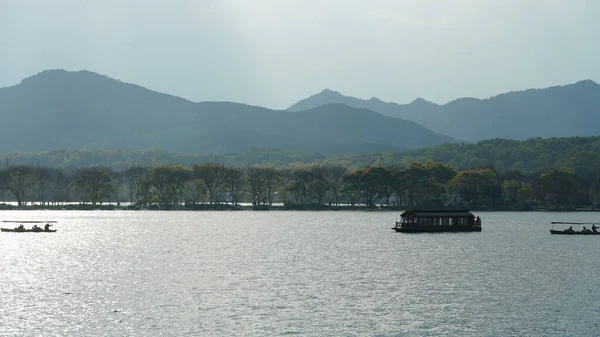 平和的な湖と新鮮な緑の山々と春の中国の杭州市の美しい湖の風景 — ストック写真