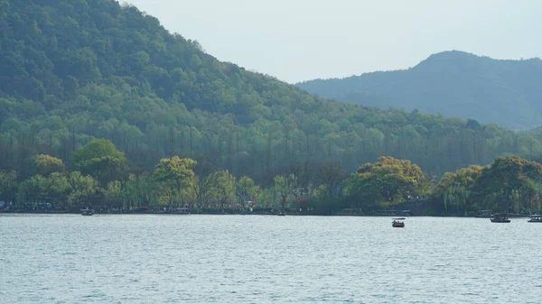 春天里杭州美丽的湖景与清澈的湖水和青翠的山水交相辉映 — 图库照片