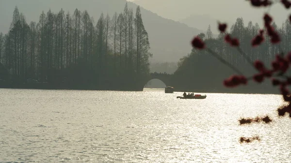 春日夕阳西下杭州美丽的湖景 — 图库照片