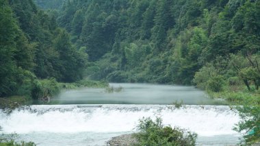 Şelalenin yağmurlu bir günden sonra dağlarda aktığı güzel kırsal manzara.