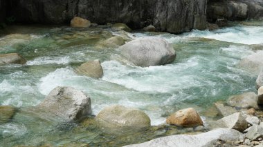 Şelalenin yağmurlu bir günden sonra dağlarda aktığı güzel kırsal manzara.
