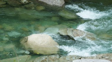 Şelalenin yağmurlu bir günden sonra dağlarda aktığı güzel kırsal manzara.