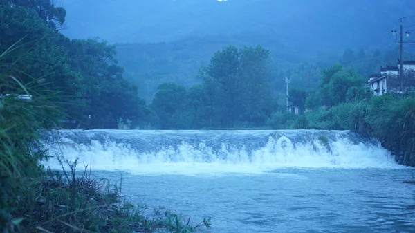 Bela Vista Campo Com Cachoeira Fluindo Nas Montanhas Após Dia — Fotografia de Stock