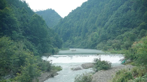 Şelalenin yağmurlu bir günden sonra dağlarda aktığı güzel kırsal manzara.