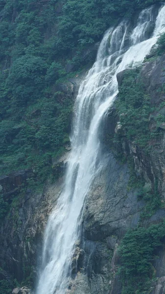 Beautiful Countryside View Waterfall Flowing Mountains Rainy Day — Stock Photo, Image