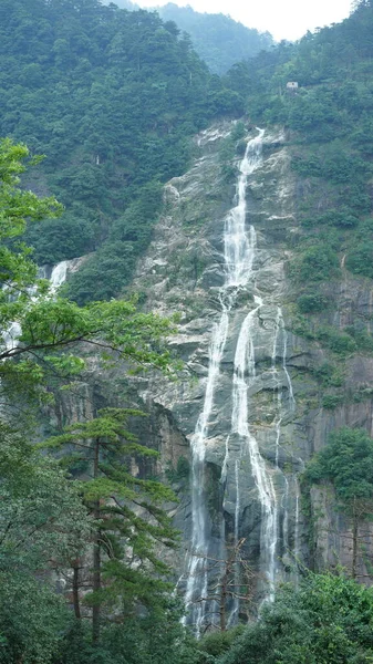 Krásný Výhled Krajinu Vodopádem Tekoucím Horách Deštivém Dni — Stock fotografie