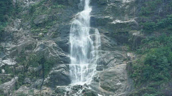 Hermosa Vista Del Campo Con Cascada Que Fluye Las Montañas — Foto de Stock