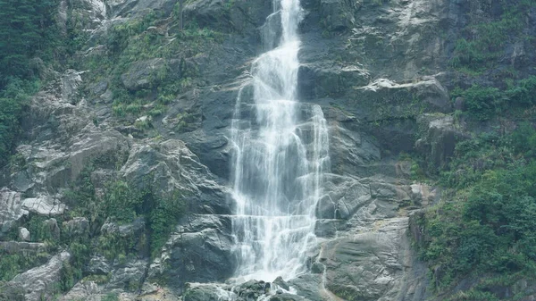 雨の日の後 山の中に滝が流れる美しい田園風景 — ストック写真