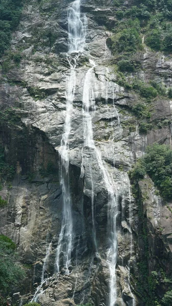 Beautiful Countryside View Waterfall Flowing Mountains Rainy Day — Stock Photo, Image