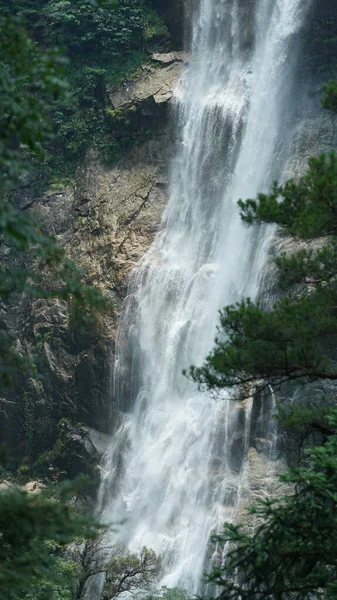 雨の日の後 山の中に滝が流れる美しい田園風景 — ストック写真