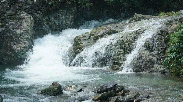 Krásný Výhled Krajinu Vodopádem Tekoucím Horách Deštivém Dni — Stock fotografie