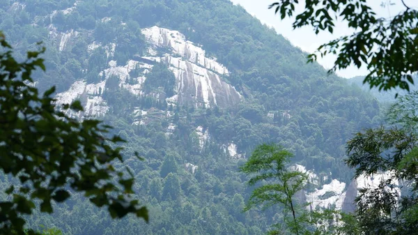 雨の日の後 山の中に滝が流れる美しい田園風景 — ストック写真