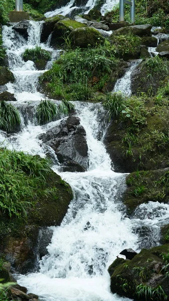 Krásný Výhled Krajinu Vodopádem Tekoucím Horách Deštivém Dni — Stock fotografie