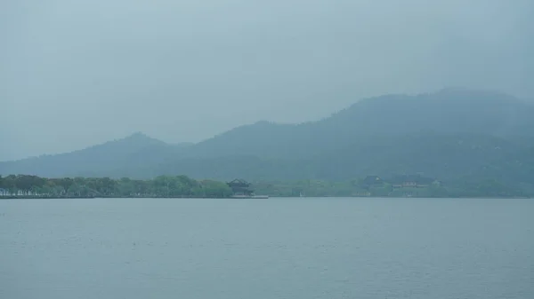 Belas Paisagens Lago Com Arquitetura Tradicional Chinesa Longo Costa — Fotografia de Stock