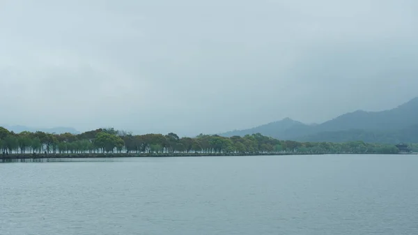 Красивое Озеро Традиционной Китайской Архитектурой Вдоль Берега — стоковое фото