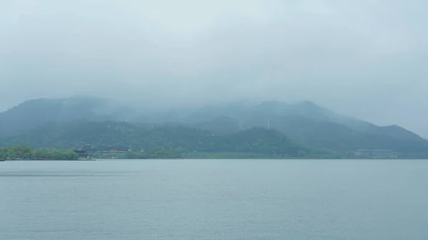 海岸沿いの伝統的な中国建築の美しい湖の風景 — ストック写真