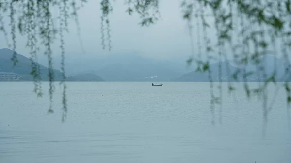 Los Hermosos Paisajes Del Lago Con Arquitectura Tradicional China Largo —  Fotos de Stock