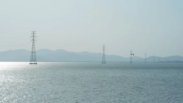 Belas Paisagens Lago Com Torre Ferro Eletrônico Através Dele Primavera — Fotografia de Stock