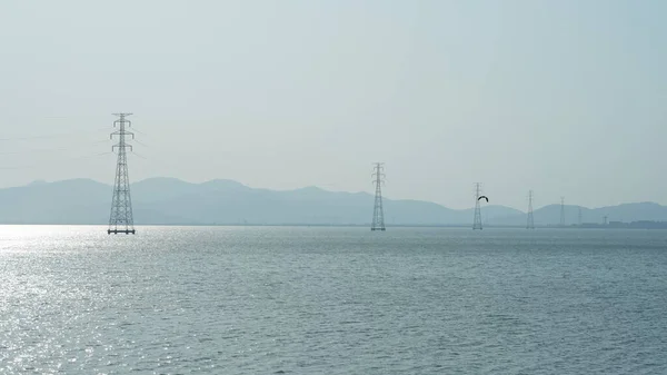 Los Hermosos Paisajes Del Lago Con Torre Electrónica Hierro Través — Foto de Stock