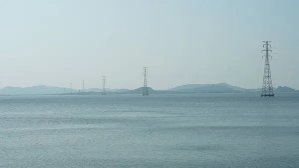 Belas Paisagens Lago Com Torre Ferro Eletrônico Através Dele Primavera — Fotografia de Stock