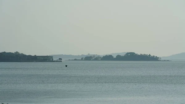 Kıyı Boyunca Geleneksel Çin Mimarisi Olan Güzel Göl Manzaraları — Stok fotoğraf
