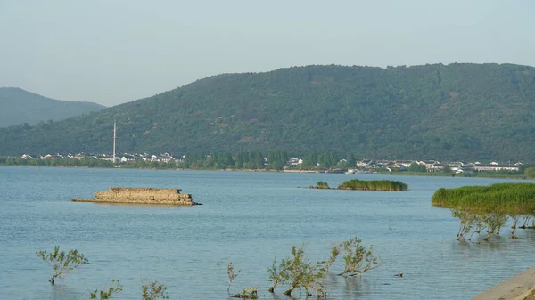 Belas Paisagens Lago Com Arquitetura Tradicional Chinesa Longo Costa — Fotografia de Stock
