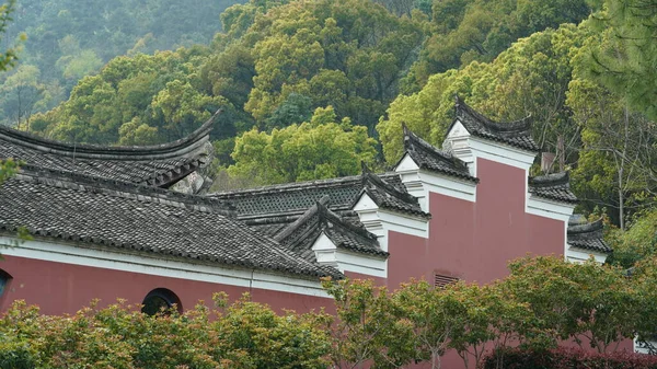 Gyönyörű Hagyományos Kínai Falu Kilátás Klasszikus Építészet Friss Zöld Fák — Stock Fotó