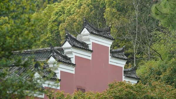 Gyönyörű Hagyományos Kínai Falu Kilátás Klasszikus Építészet Friss Zöld Fák — Stock Fotó