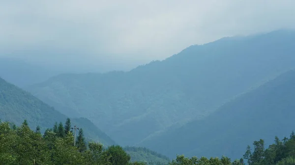 中国农村以绿林小村为背景的秀丽山水景观 — 图库照片