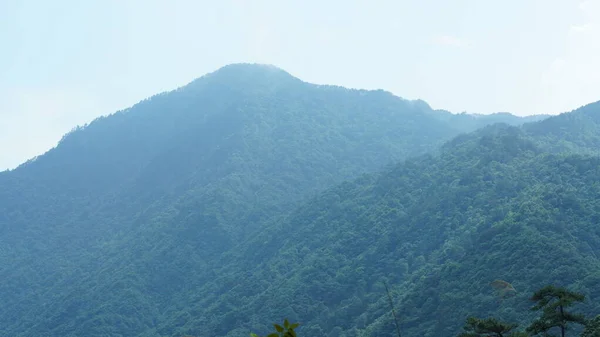Los Hermosos Paisajes Montañosos Con Bosque Verde Pequeño Pueblo Como — Foto de Stock