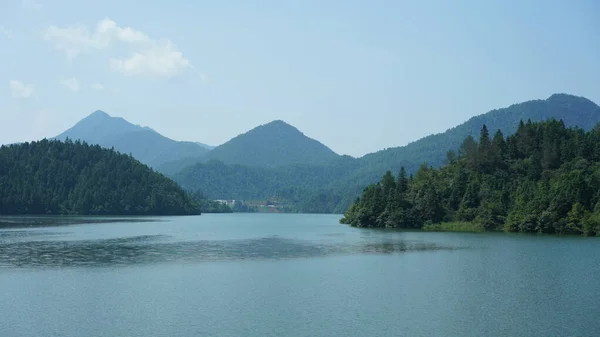 Çin Kırsal Kesimindeki Yeşil Dağlarla Çevrili Güzel Göl Manzaraları — Stok fotoğraf