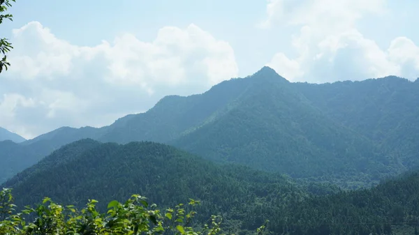 Belas Paisagens Montanhas Com Floresta Verde Pequena Aldeia Como Pano — Fotografia de Stock