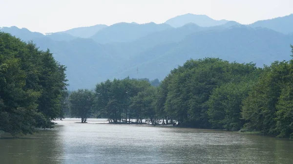 Çin Kırsal Kesimindeki Yeşil Dağlarla Çevrili Güzel Göl Manzaraları — Stok fotoğraf