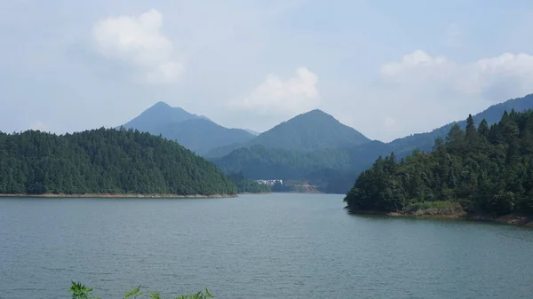 中国农村绿山环绕的美丽的湖景 — 图库照片