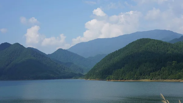 Les Magnifiques Paysages Lacustres Entourés Par Les Montagnes Verdoyantes Dans — Photo