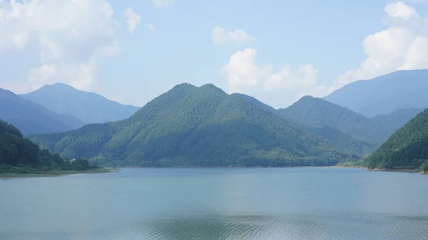 Beautiful Lake Landscapes Surrounded Green Mountains Countryside China — Fotografia de Stock