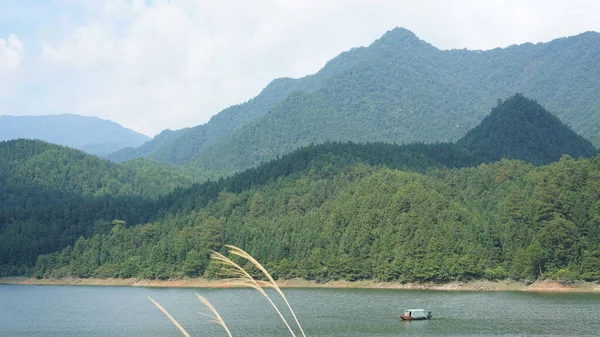 中国农村绿山环绕的美丽的湖景 — 图库照片