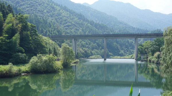 Los Hermosos Paisajes Del Lago Rodeados Por Las Verdes Montañas —  Fotos de Stock