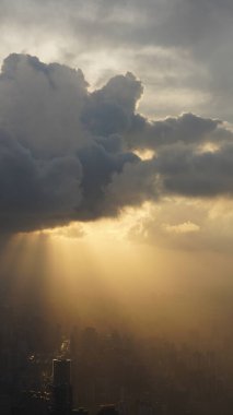 Gökdelenlerden birinin tepesinden bulutlu güzel şehir manzarası