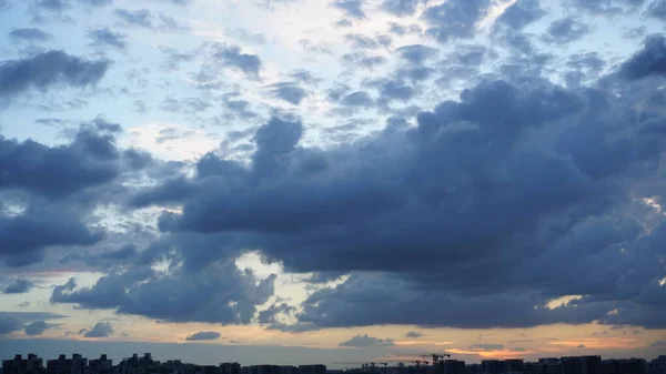 Bela Vista Pôr Sol Com Nuvens Coloridas Céu Cidade — Fotografia de Stock